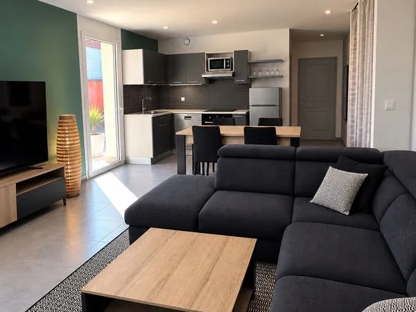 ⭐ Magnifique T2 meublé de 43 m² - Terrasse de 33 m² - 1 Grande place de parking privative - Gare à 2