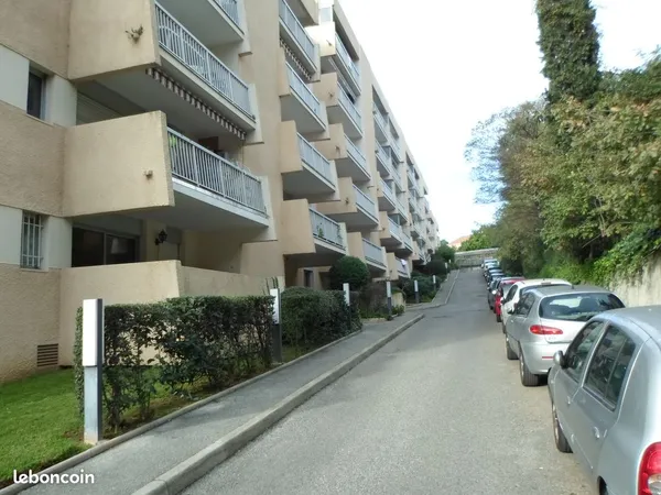 Beau studio meublé avec terrasse et parking collectif