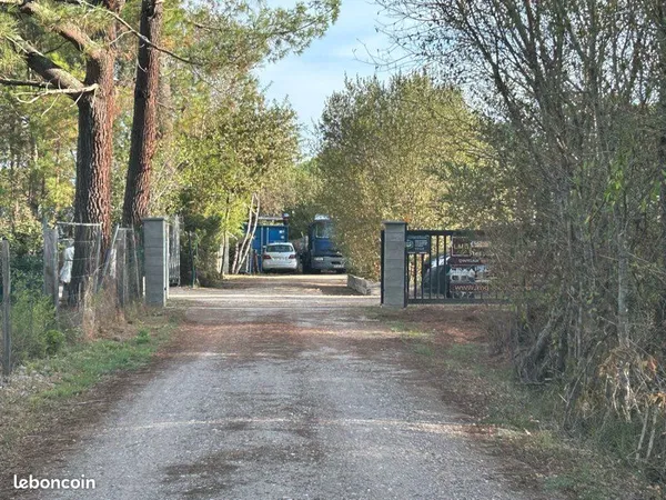 Emplacement de stockage bateau camping car