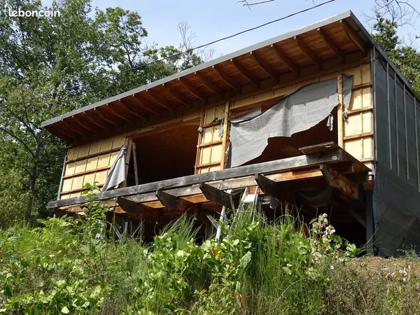 Cabane en bois sur pilotis