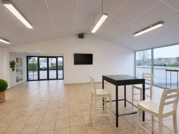 ELVEN - LOCAL D'ACTIVITÉ de 290 m² AVEC VISIBILITÉ 4 VOIES