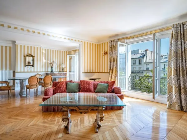 Paris XVIIe - Place des Ternes - 3 suites - Soleil et vues dégagées.