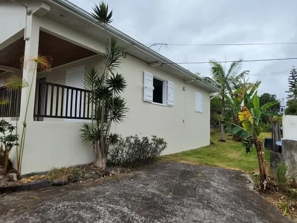 A louer jolie villa avec jardin arboré, en fond d'impasse le Tampon 12 éme