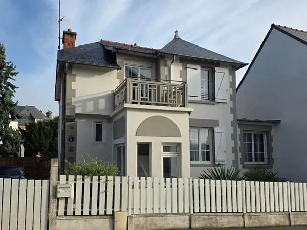 DINARD, MARCHÉ :Élégante maison rénovée - 4 chambres en suite, garage et 2 stationnements. Plages et