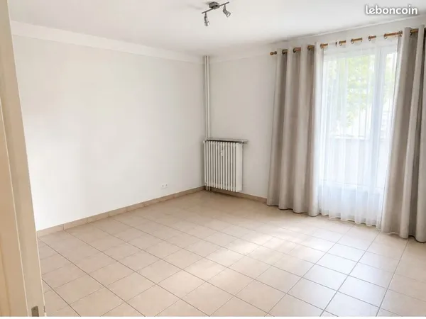 Saint-Chamond (42400) - Hyper centre T3 de 67 m² très lumineux + Cave ​Prix de vente : 73 000
