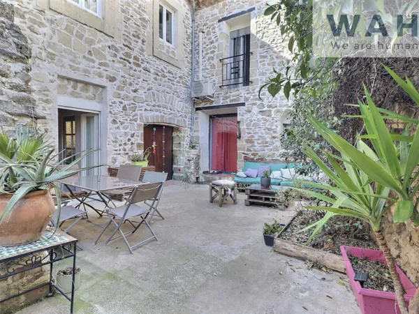 Maison de ville avec 2 studios indépendants, cour et garage