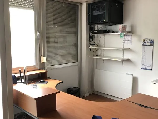 Entrepot indépendant de 1033 m² port de santes