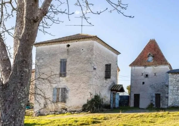Ferme en pierre du 17ème avec maison, pigeonnier, grange, ha