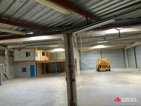Local d'activité 936 m²