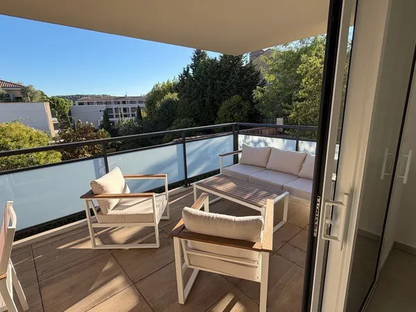 Appartement neuf meublé 3 pièces avec terrasse plein sud et box en sous-sol