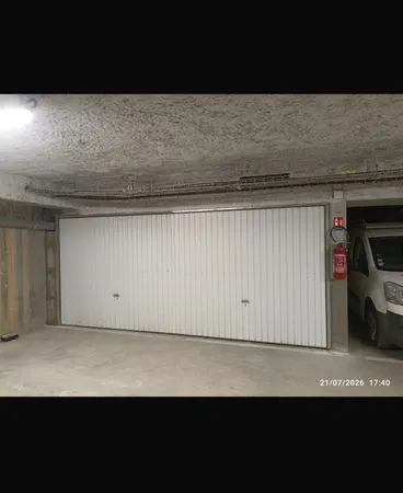 Grand box fermé de 24 m² en résidence sécurisée