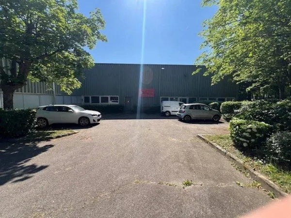 Entrepôt 335 m²