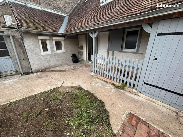 Maison de ville rénovée plain-pied avec jardin clôturé - Cloyes centre