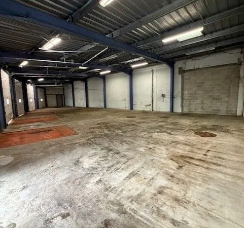 Local d'activité 200 m² - Emplacement Premium & Logistique