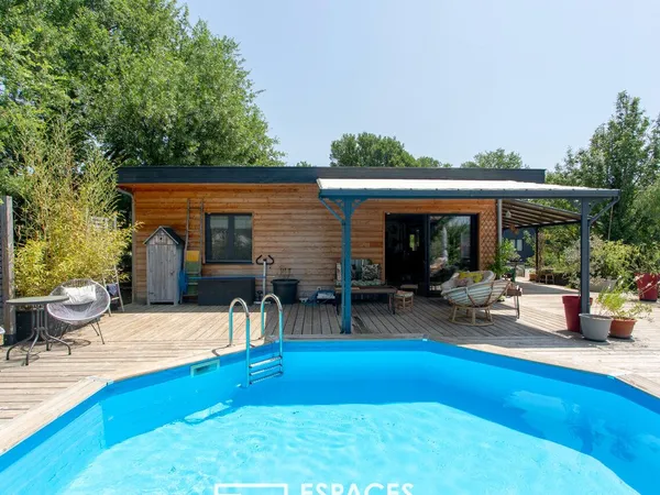 Maison en bois au cadre apaisant avec piscine