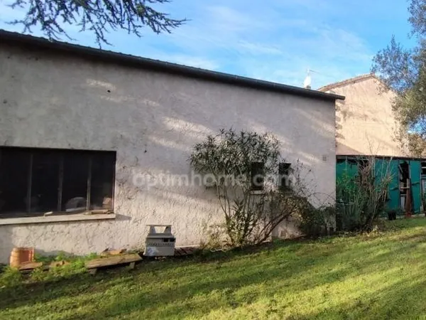 ANGOULEME. Garage de 239 m², jardin clos