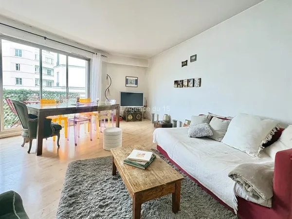 METRO COMMERCE / APPARTEMENT FAMILIAL / 3 CHAMBRES / IMMEUBLE RECENT DE STANDING / BALCON / CAVE /