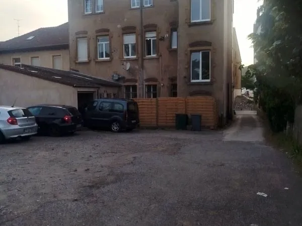 Immeuble commercial plus 2 appartements a vendre