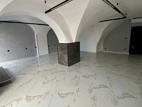 Local commercial à louer 95 m² climatisé avec vitrine