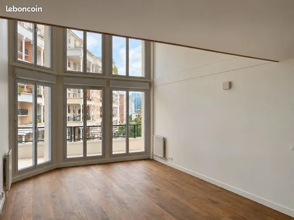 Duplex 112 m², séjour cathédrale, terrasse 21 m², vue Arche de La Défense
