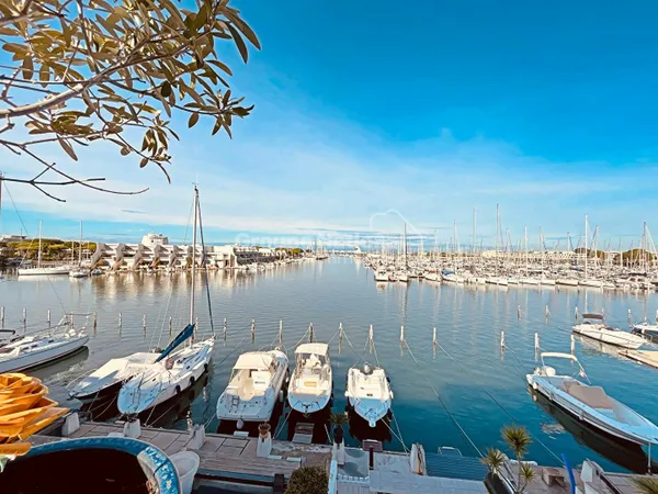 Superbe vue pour cette Marina P2 cabine le Grau du Roi Port Camargue