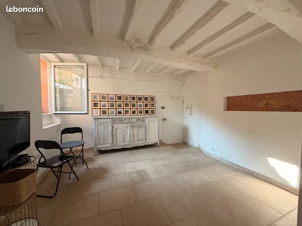 à louer - studio meublé à l'année - roussillon