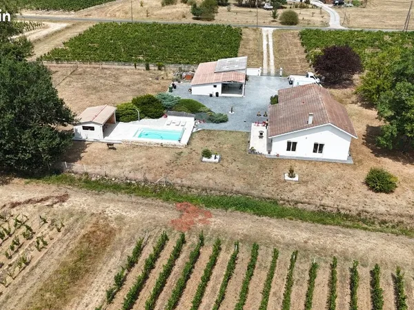 Maison 4 chambres entièrement rénovée avec piscine et 5500 M2 terrain 180m2