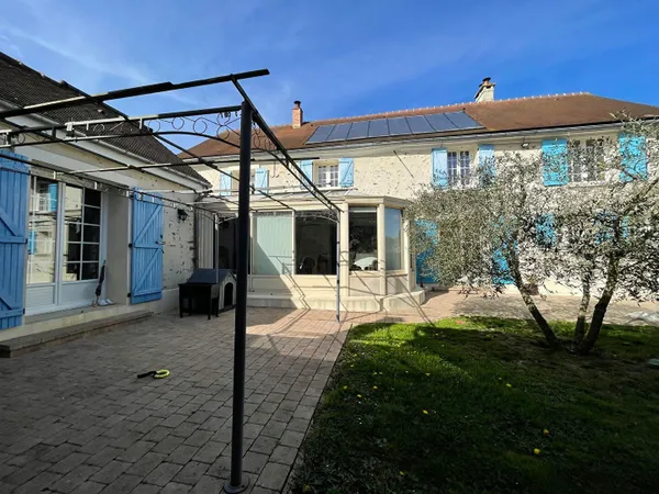 Belle propriété briarde pleine de charme à proximité de la gare