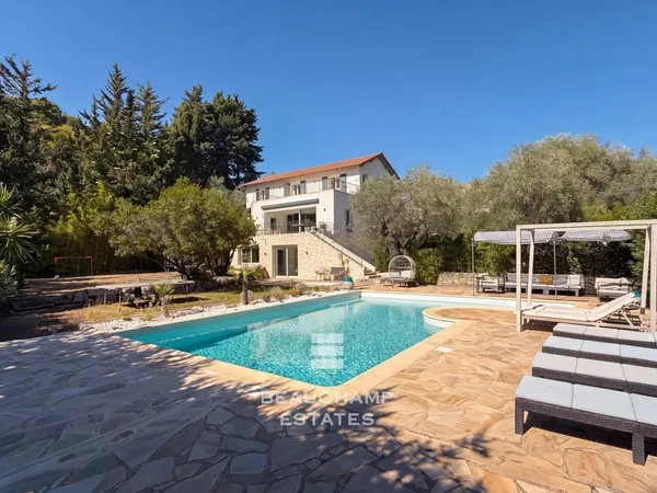 Villa 5 pièces 245 m²