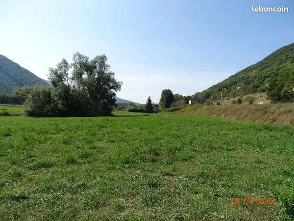 Chirens terrain plat 750 m2 viabilité en bordure avec pc délivre 76m2 plancher