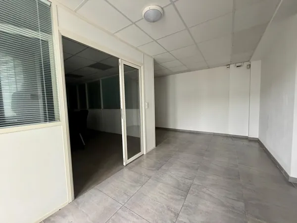 Stationnement facile devant le bâtiment