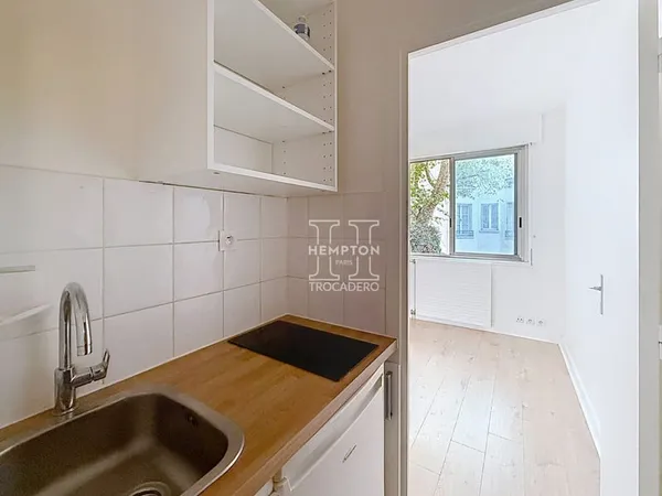 PARIS XVIIe STUDIO IDÉALEMENT SITUÉ AVENUE DE WAGRAM -
