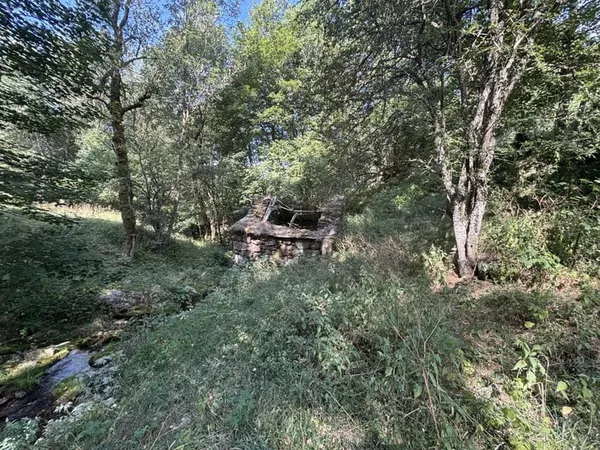 EXCLUSIVITÉ - TERRAIN DE 1 716 M² AVEC DEUX RUINES EN PIERRE