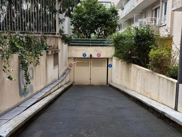 Parking 75011
