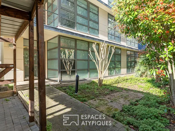 Immeuble individuel modulable avec porche, cour, grand balcon et terrasse