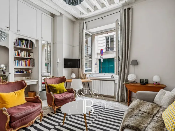 Paris 7 - Rue de Lille - Studio rénové - Charme de l'ancien - Beaux volumes - Idéal pied à terre.