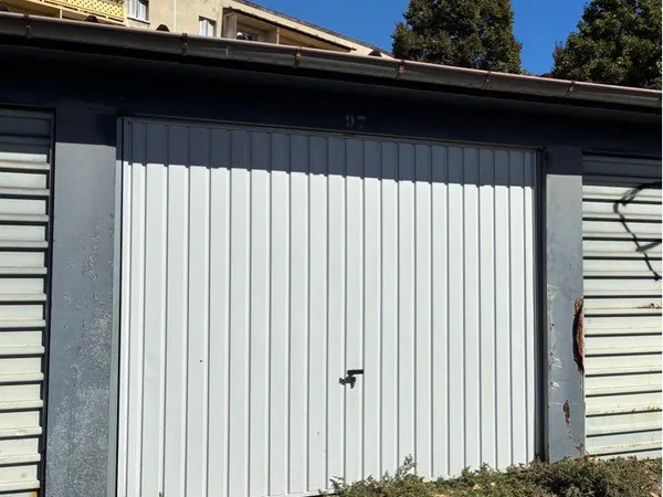 Garage fermé à louer - Oullins-Pierre-Bénite - Métro B Gare d'Oullins