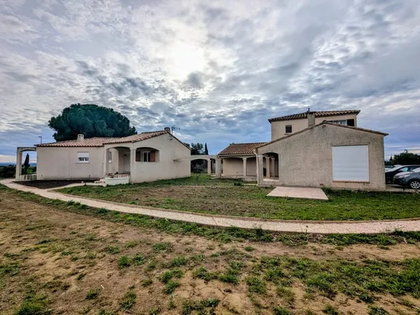 Propriété avec 3 logements indépendants sur 2 174 m2 Proch