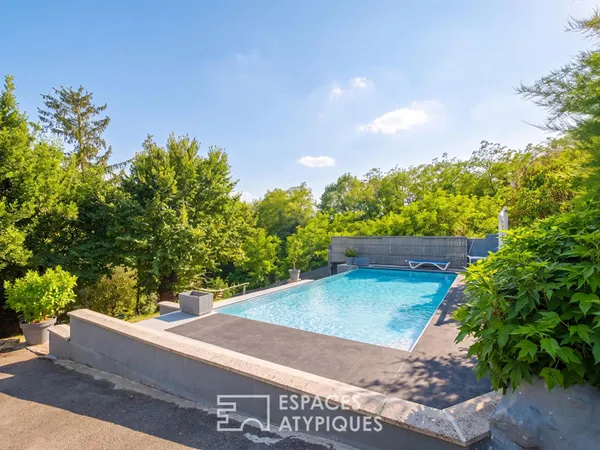Vue imprenable et piscine à débordement : vaste maison familiale