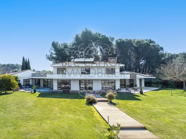 AIX EN PROVENCE - EXCEPTIONNELLE PROPRIÉTÉ AVEC PISCINE AU COEU