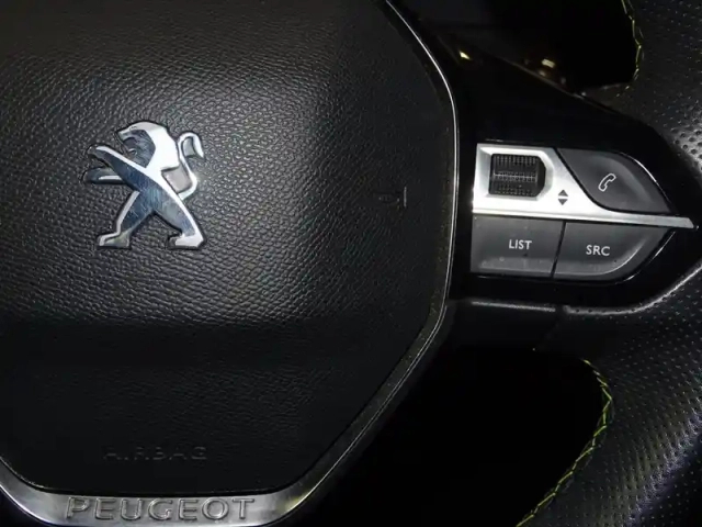 Peugeot 208 e- 136ch gt pack — photo 14