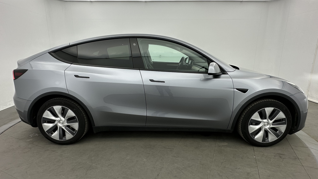 Tesla MODEL Y Standard RWD — photo 6