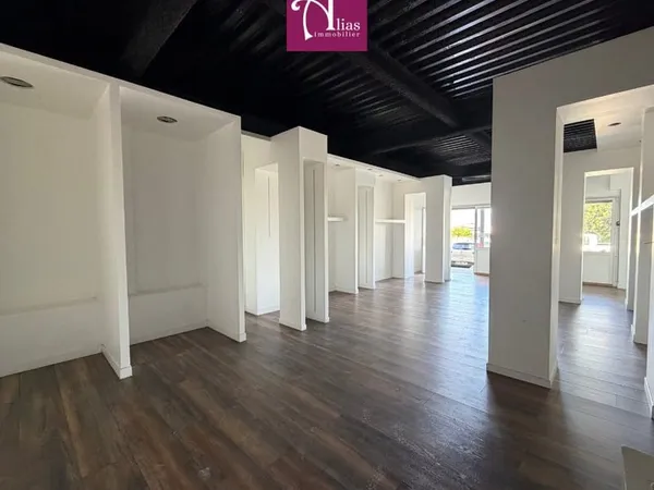 À louer Local commercial de 70 m2 avec vitrine aux Galerie
