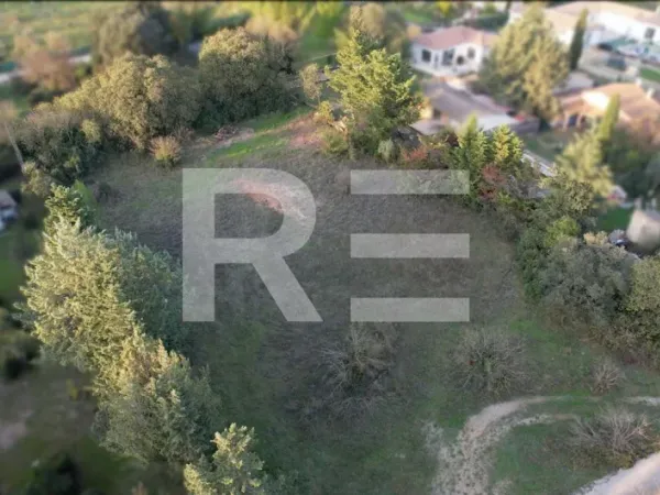 Terrain 748 m²