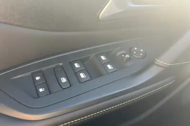 Peugeot 408 phev 225 e-eat8 — photo 19