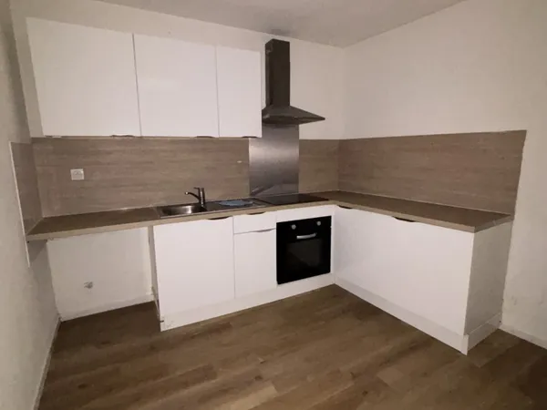 GRAND APPARTEMENT LIBRE AU 28/09/2026 DE TYPE 3 DE 77 M2 EN REZ-DE-CHAUSSÉE DE PLAIN PIED CENTRE VIL