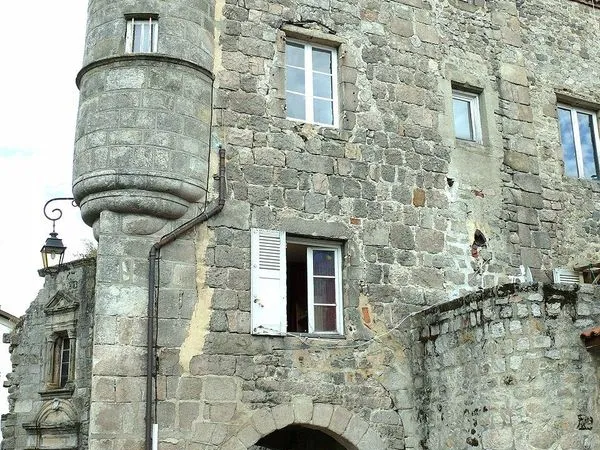 St Bonnet le Château. Appartement dans petit immeuble de caractère avec vues