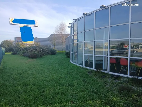 Locaux pros A LOUER Bord de rocade.Bruges.Communication Premium .bureaux + stockage.2 parking