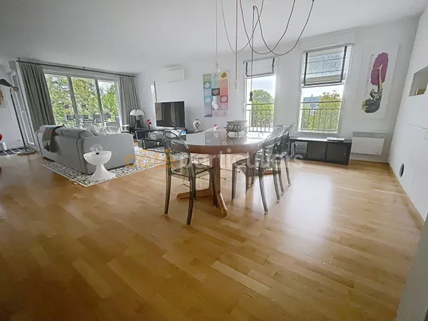 Rare sur Montargis, 103 m2 avec 2 terrasses et double box