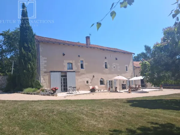 Maison forte du XIIIe siècle rénovée